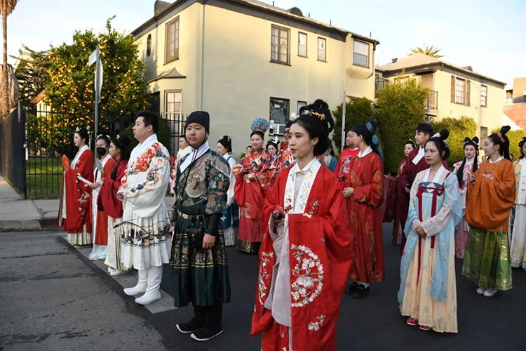 華流才是頂流！中國(guó)漢服方陣首次亮相好萊塢圣誕大游行