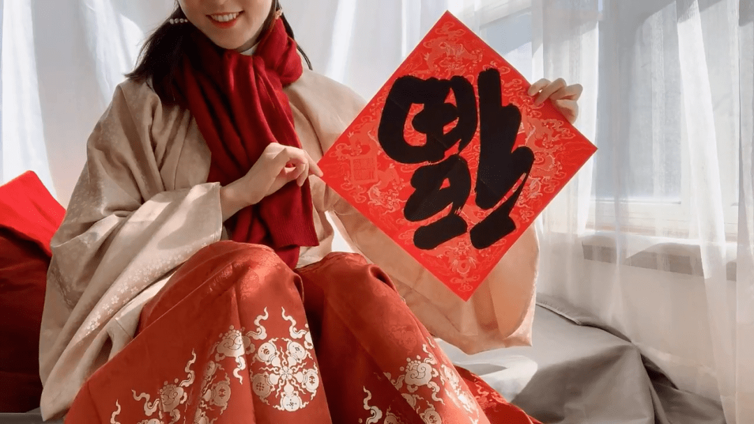 春節(jié)漢服穿搭指南丨玉兔將至人間，華裳妝點(diǎn)新春